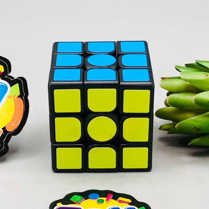 Fast-turning 3x3 puzzle cube image 3